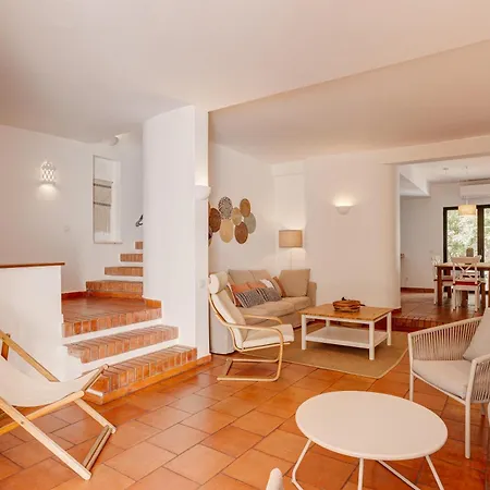 Moradia Tradicional No Centro A 100m Da Monte Gordo