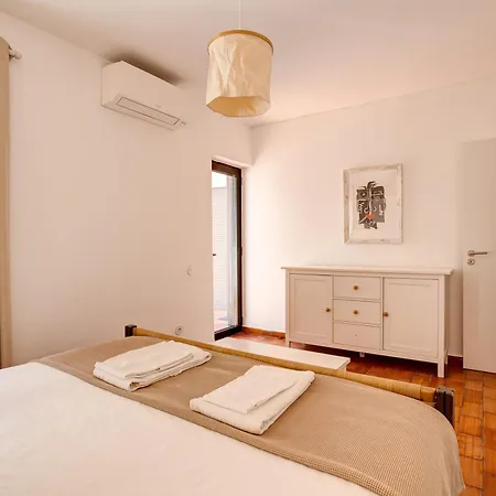 Moradia Tradicional No Centro A 100m Da