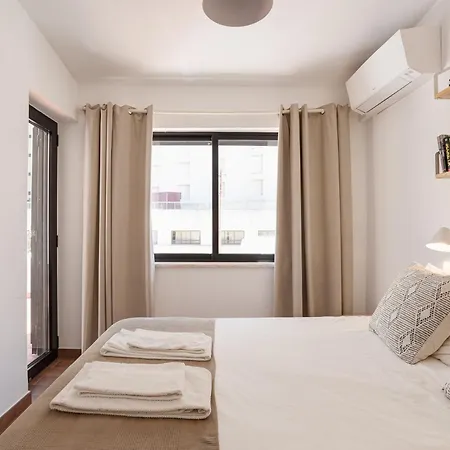 Moradia Tradicional No Centro A 100m Da *