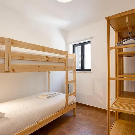 Moradia Tradicional No Centro A 100m Da